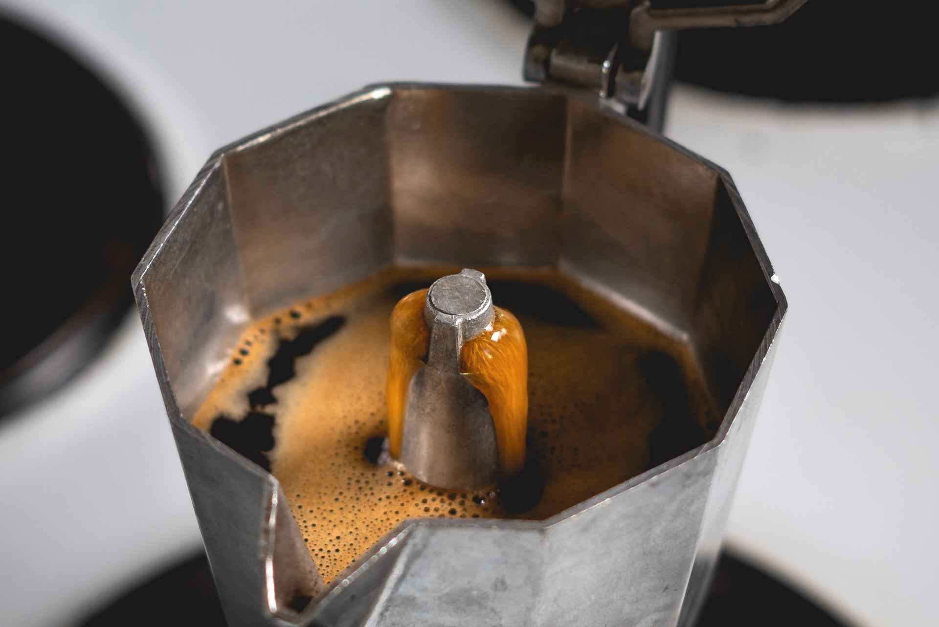 Café con la clásica cafetera Italiana